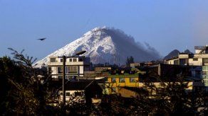 Ecuador mantiene grado medio de alerta por volcán próximo a Quito