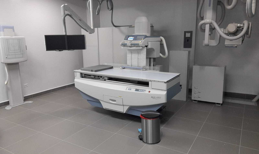 El fluoroscopio es un tipo de radiografía que muestra órganos, tejidos y otras estructuras internas en movimiento. El fluoroscopio es un tipo de radiografía que muestra órganos, tejidos y otras estructuras internas en movimiento.