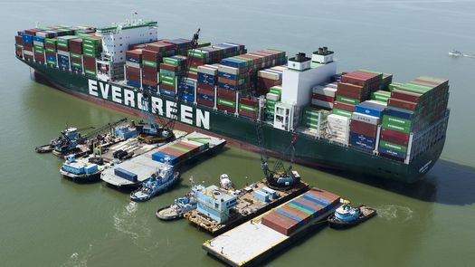 La nave, que mide aproximadamente 335 metros de eslora y tiene capacidad para transportar casi 12,000 contenedores, es una de las muchas que surcan las transitadas aguas de Chesapeake.