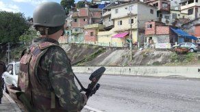 Impresionante despliegue militar en favelas de Río deja dos muertos