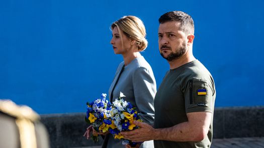 El presidente de Ucrania, Volodimir Zelenski y su esposa Olena asistiendo a una ceremonia de conmemoración en un muro conmemorativo que muestra imágenes de militares ucranianos y militares muertos desde que Rusia lanzó un invasión militar del país en febrero.