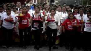 Velocidad y destreza en singular carrera de meseros en Guatemala