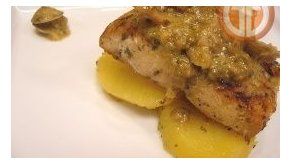 Filete de pescado en salsa blanca con alcaparras