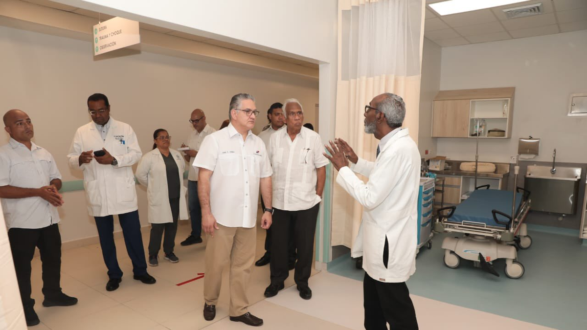 El ministro de la Presidencia, Juan Carlos Orillac, durante su recorrido en el Hospital Manuel Amador Guerrero. El ministro de la Presidencia, Juan Carlos Orillac, durante su recorrido en el Hospital Manuel Amador Guerrero.