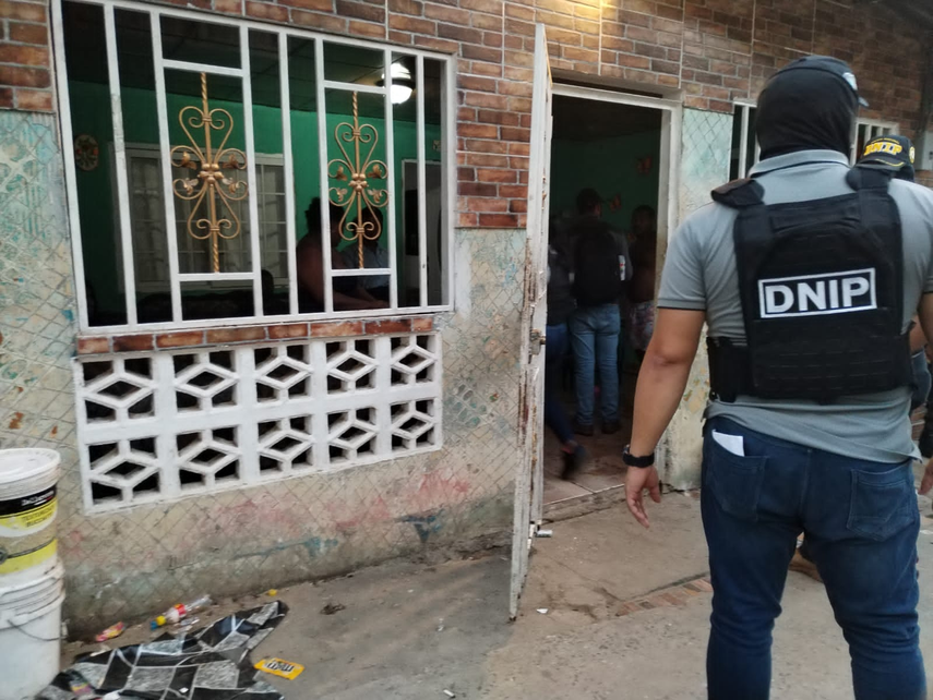 Unidades de la Policía Nacional realizando allanamiento Unidades de la Policía Nacional realizando allanamiento