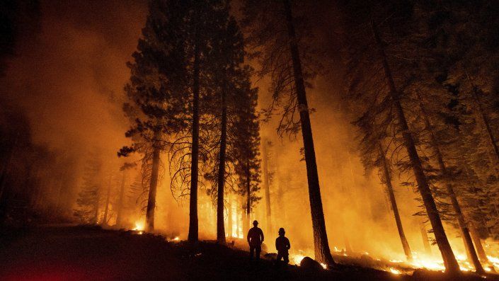 El incendio, que es atacado por los bomberos, ha arrasado con 1.673 kilómetros cuadrados (646 millas cuadradas) desde que estalló el 6 de julio en el bosque nacional de Fremont-Winema. El incendio, que es atacado por los bomberos, ha arrasado con 1.673 kilómetros cuadrados (646 millas cuadradas) desde que estalló el 6 de julio en el bosque nacional de Fremont-Winema.