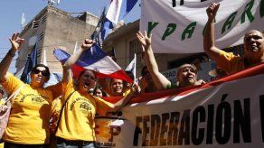 Cartes anuncia alza 100 millones dólares en Educación para salarios docentes