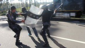 Policía desaloja con violencia manifestantes contra peajes en Honduras