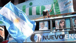 Kirchner se despide con baño de masas y portazo a Macri en Argentina