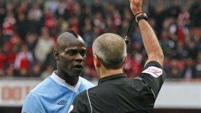 Balotelli se salva de castigo de la FA por falta sobre Song