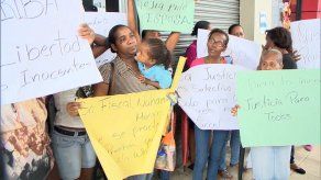 Familiares de supuestos pandilleros de Colón protestan en Vía España