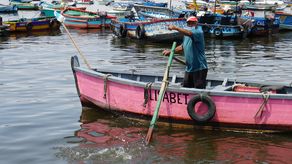 El primer derrame sobre la costa del Pacífico peruano frente a la refinería La Pampilla, administrada por la española Repsol, empujó a una crisis económica a unos 1.500 pescadores artesanales.