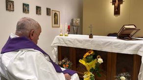 El Vaticano difunde la primera foto del papa desde su hospitalización El Vaticano difunde la primera foto del papa desde su hospitalización