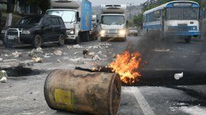 Oposición hondureña bloquea vías tras atribución de elección a Hernández