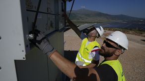 Los salarios en los trabajos en energías limpias están por debajo de los de la industria de los combustibles fósiles, donde las tasas de sindicalización son mayores y los riesgos laborales han sido compensados con sueldos más elevados.