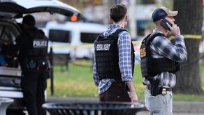 Asesinan a dos guardias en un tiroteo cerca de la Casa Blanca. Asesinan a dos guardias en un tiroteo cerca de la Casa Blanca.