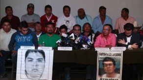 Padres de estudiantes mexicanos desaparecidos piden investigar al ejército