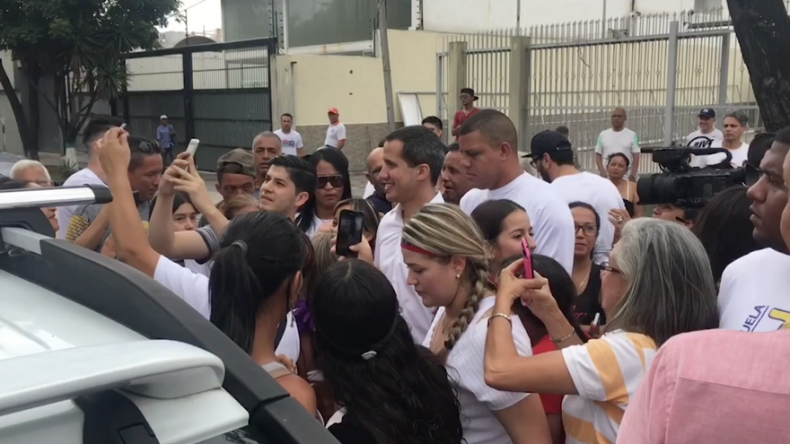 Que se vayan: Guaidó desafía a Maduro en la cuna de Chávez en Venezuela