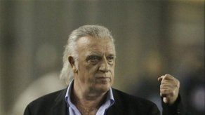 Cuatro técnicos en problemas