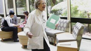 Mujer cumple 70 años trabajando en el mismo hospital