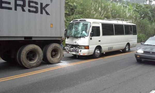 Busito pirata colisiona contra mula en Corredor Norte