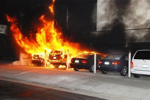 Atacante incendiario de Los Angeles quema autos por segunda noche