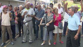 En medio de protestas