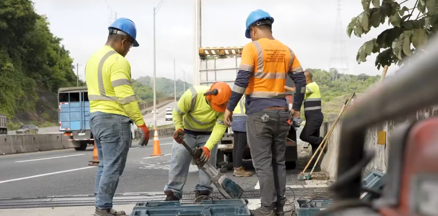MOP realiza trabajos en el puente centenario.