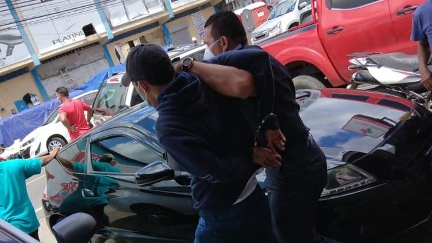 Uno de los sospechosos fue capturado.