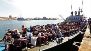 Guardacostas libios interceptan embarcación con cerca de 500 migrantes