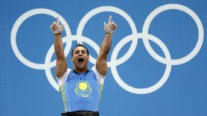 Despojan de medallas olímpicas a levantador de pesas kazajo