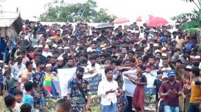 Decenas de miles de refugiados rohinyás se manifiestan en Bangladés