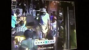 Un muerto y 11 heridos tras embestir vehículo contra peatones en LA