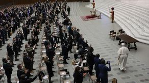 Papa Francisco ante parlamentarios en el Vaticano.
