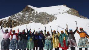 Mujeres con faldas tradicionales desafían montaña en Bolivia