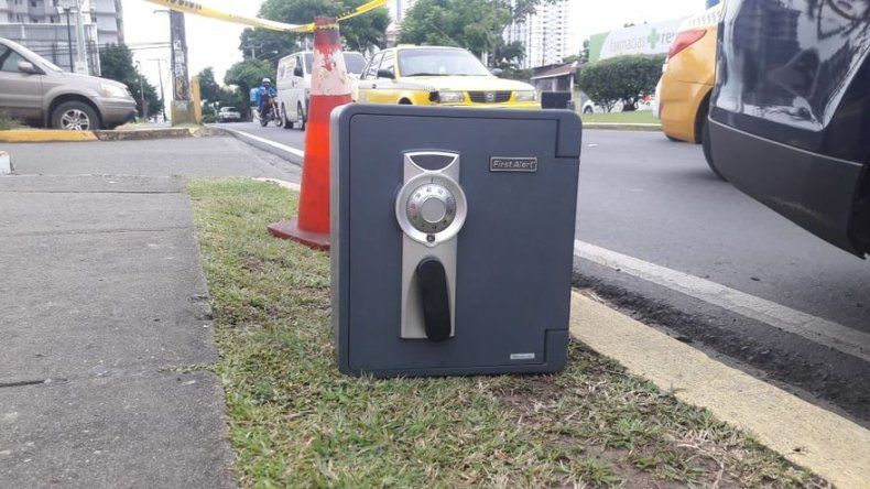 Hallan caja fuerte en la acera en la Avenida 12 de Octubre