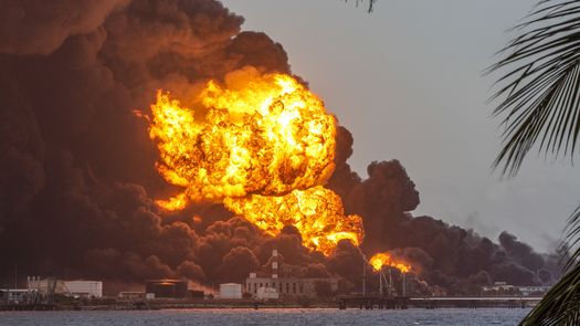 Cuba: sigue la lucha contra el fuego en tanques de crudo
