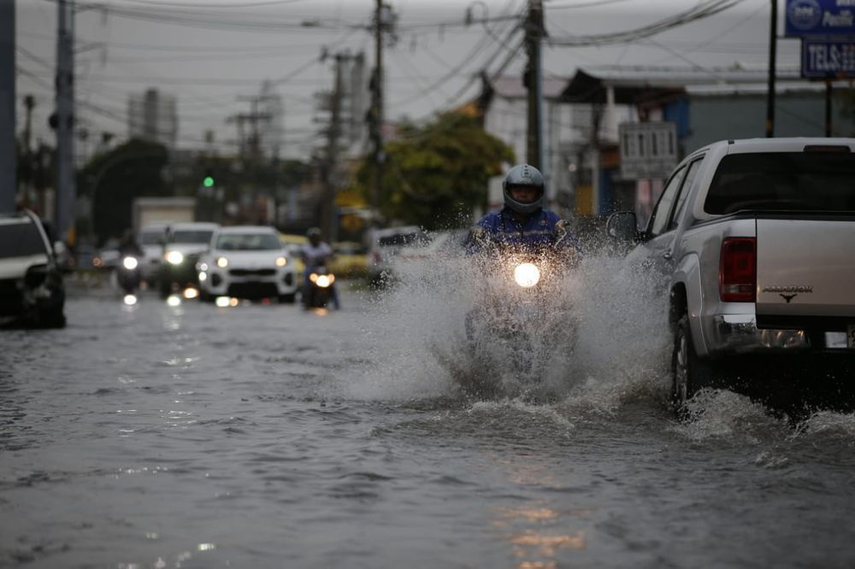 Tomar las medidas de precaución adecuadas por motivos de fuertes lluvias en el clima de Panamá.