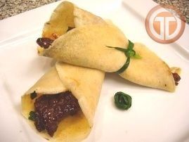 Crepes con fajitas de carne.