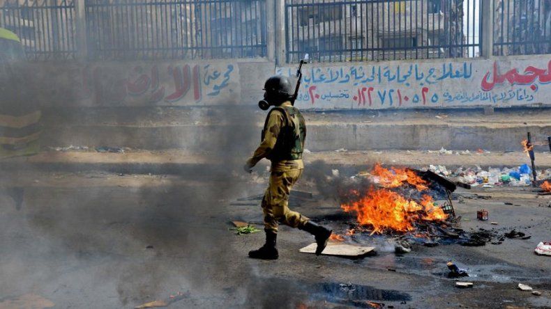 Policía de Egipto choca con simpatizantes de Morsi