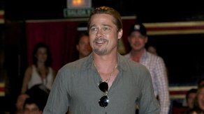 Brad Pitt enseña a sus hijos a cultivar verduras