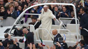 Francisco clausura Año de la fe apretando las reliquias de San Pedro
