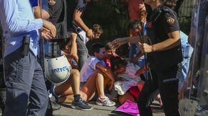 La policía le impidió al grupo alcanzar el parque y detuvo a varios de ellos en una concurrida avenida del centro de Ankara.
