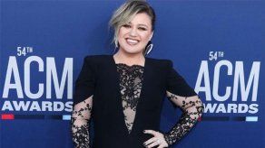 Kelly Clarkson: confundida con una rellena butacas en la gala de los AMC Awards