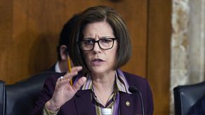 Es una estrategia necesaria en el clima político que enfrentan los demócratas: el presidente Joe Biden es muy impopular y una gran mayoría de la población adulta cree que el país avanza en la dirección equivocada