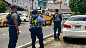 Alcaldía de Panamá retira vehículos estacionados sobre las aceras.