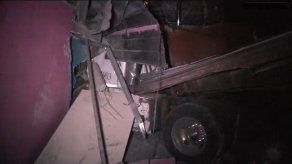 Conductor deja mula sin freno durante retén y ésta impacta contra casa