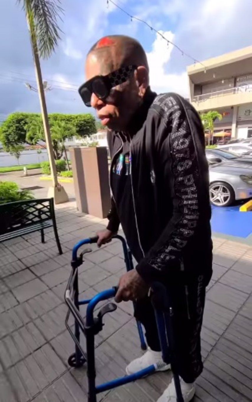 Quisiera estar en tarima cantando: Japanese