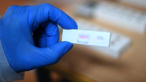 La nueva ola de covid-19 llega en un momento políticamente delicado.