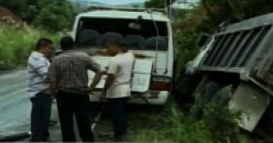 Bus con pasajeros a bordo se accidenta en La Cabima